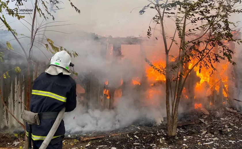 У Тернівці рятувальники загасили палаючу господарчу споруду